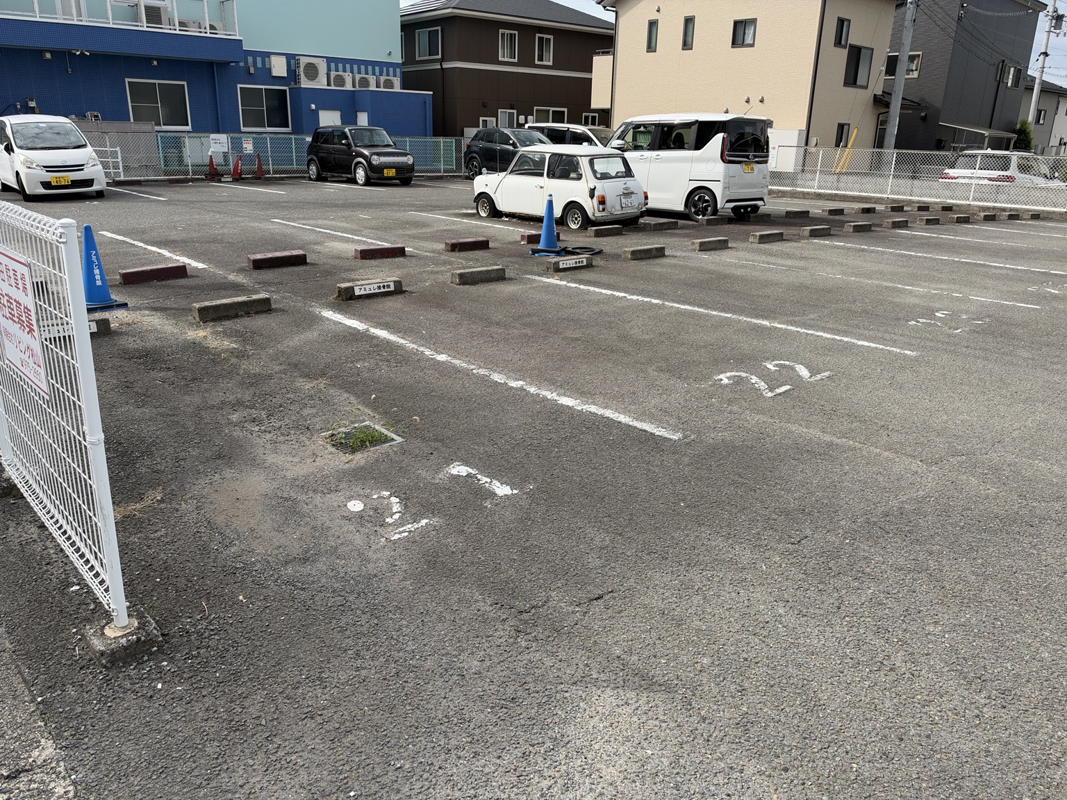 店舗向かいの専用駐車場。21・22・23番をご利用ください。